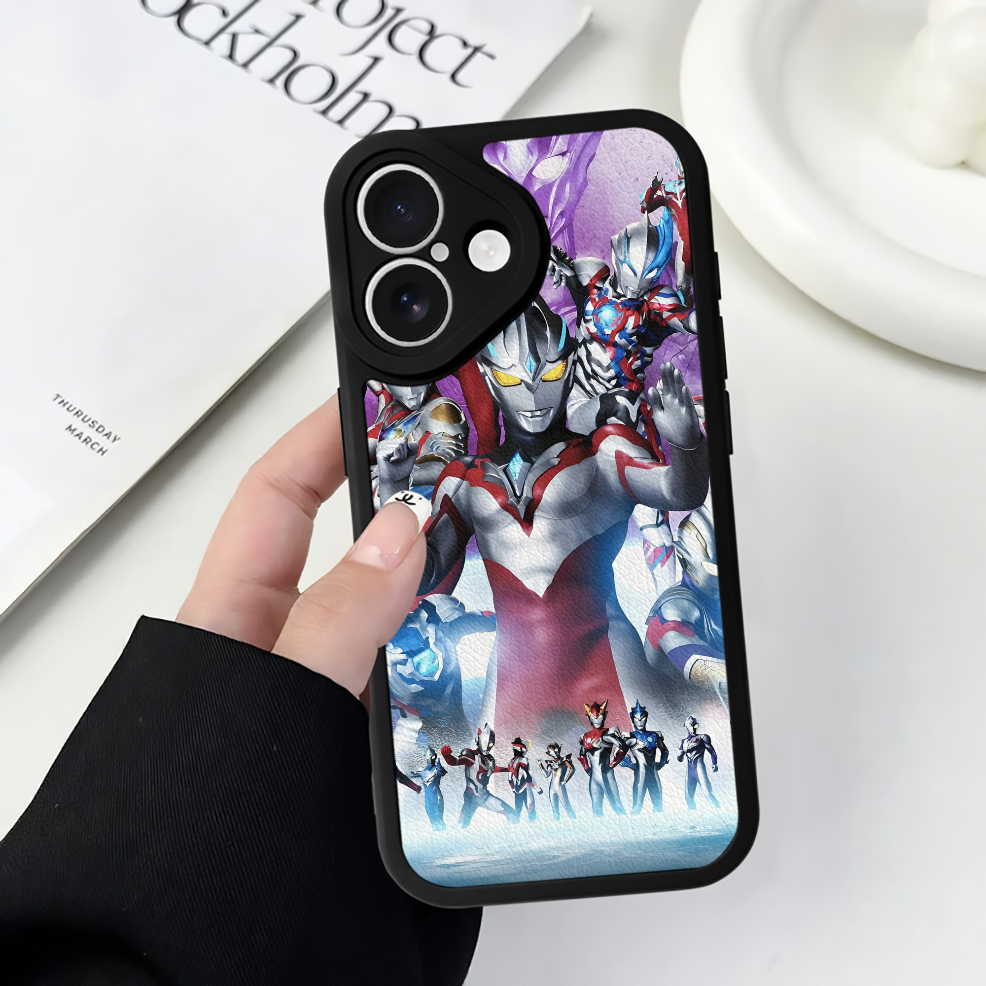 （画像用） ウルトラマン Ultraman 【iPhone 16シリーズ対応】シリコンスマホケース（レザー調） 材質：シリコン